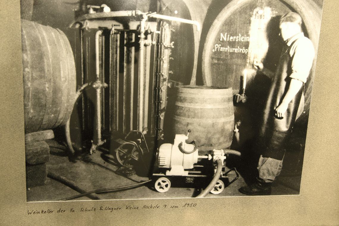 Historisches Foto des Vinum Weinkellers, um 1950